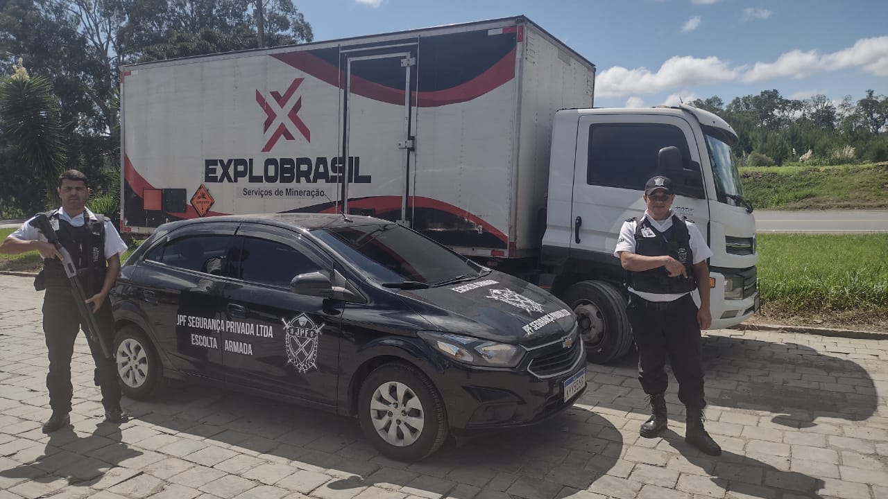 Equipe de escolta armada em operação