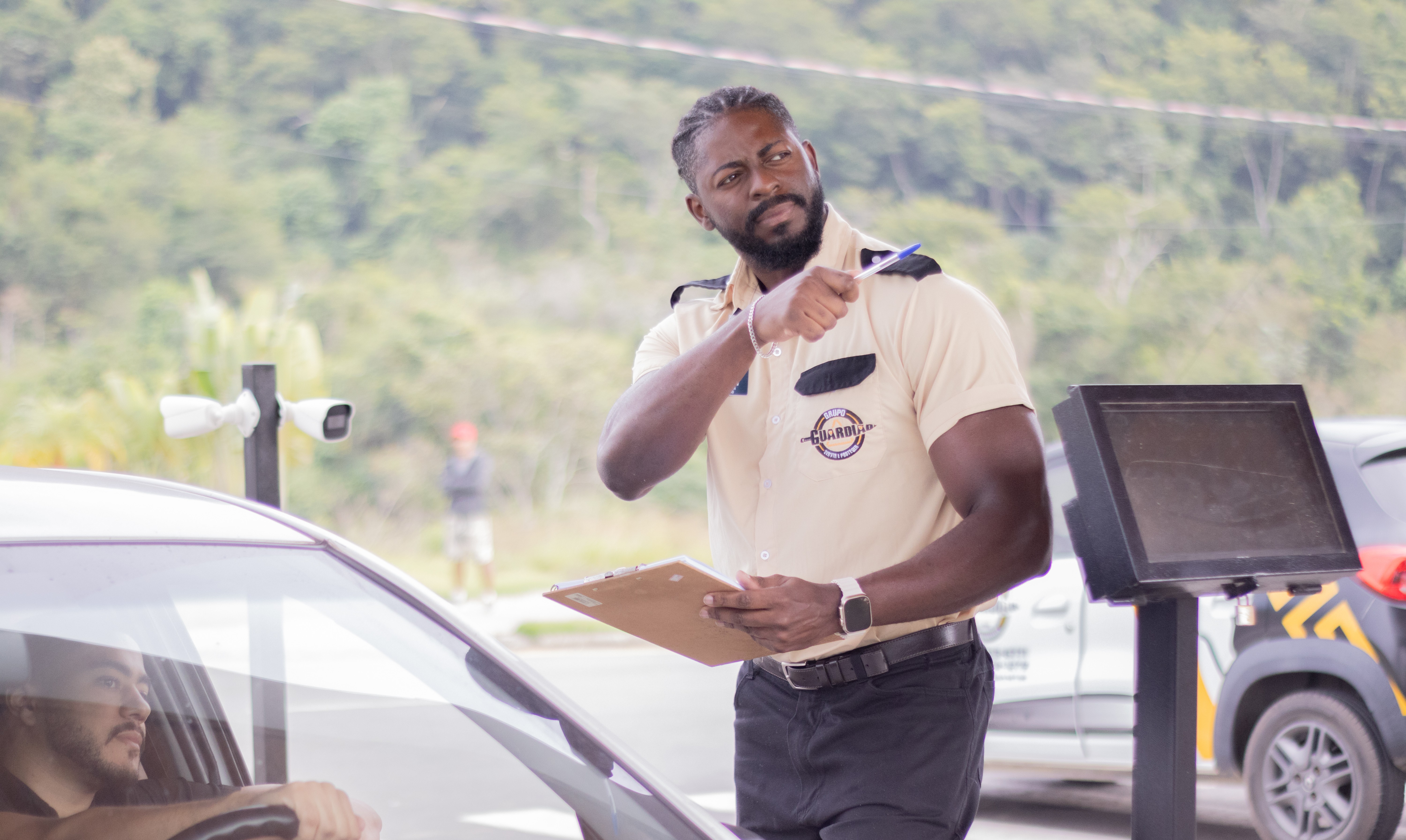 Profissional de portaria realizando controle de acesso