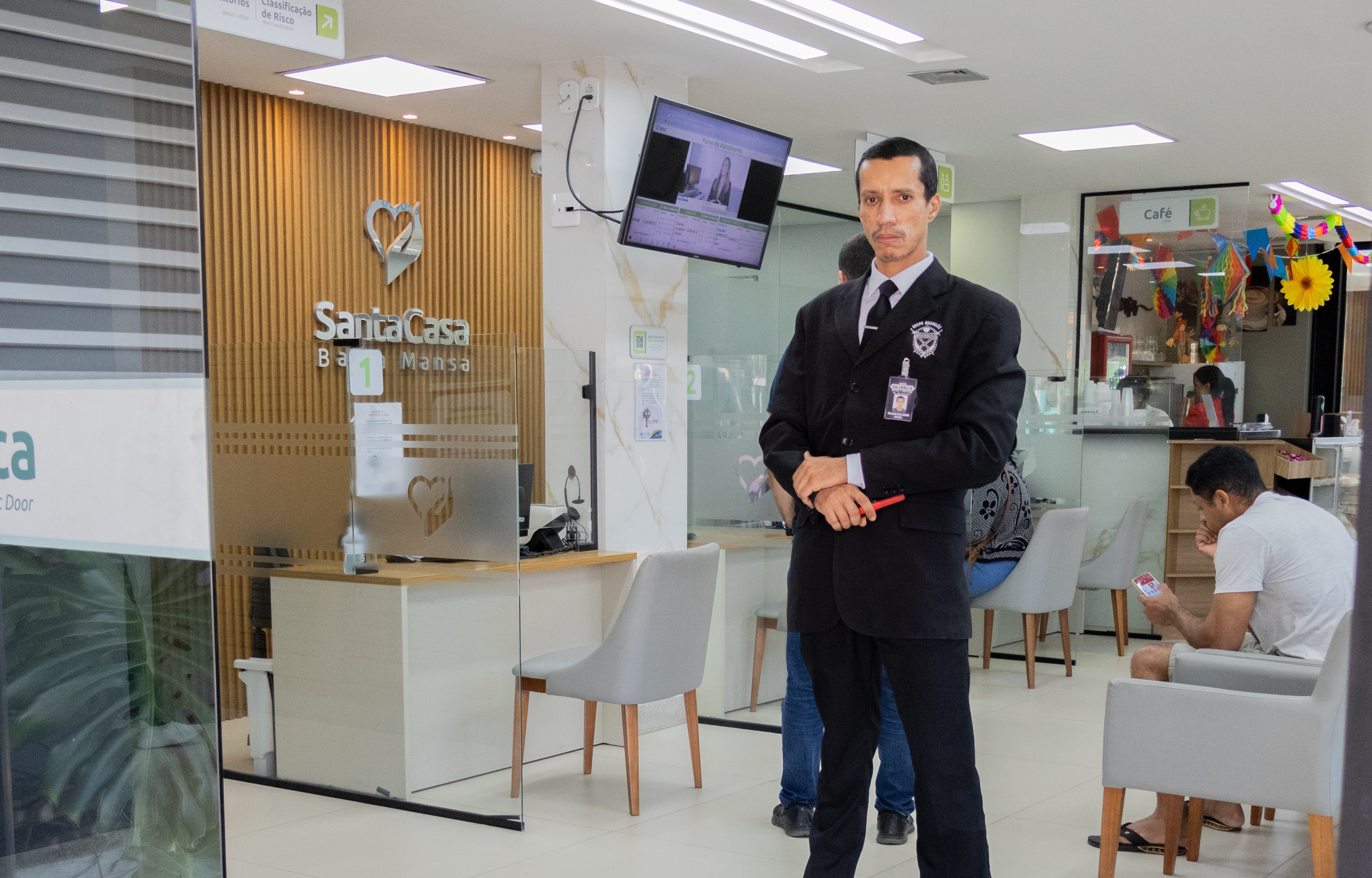 Atendimento em portaria com postura profissional